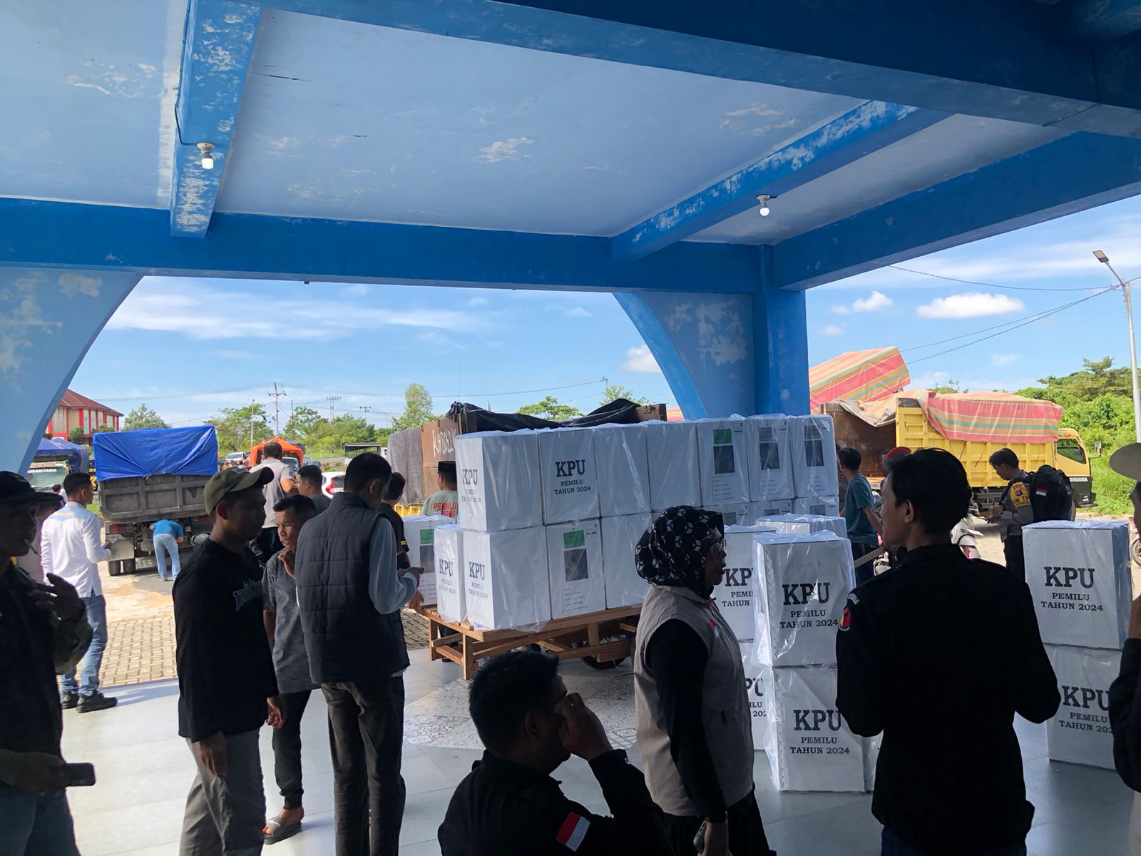 PERSIAPAN: Truk logistik bersiap mengirim sisa logistik di kecamatan lain. KPU Tanah Bumbu menargetkan pengiriman selesai H-1 sebelum pencoblosan.(Foto: KPU Tanbu untuk Radar Banjarmasin)