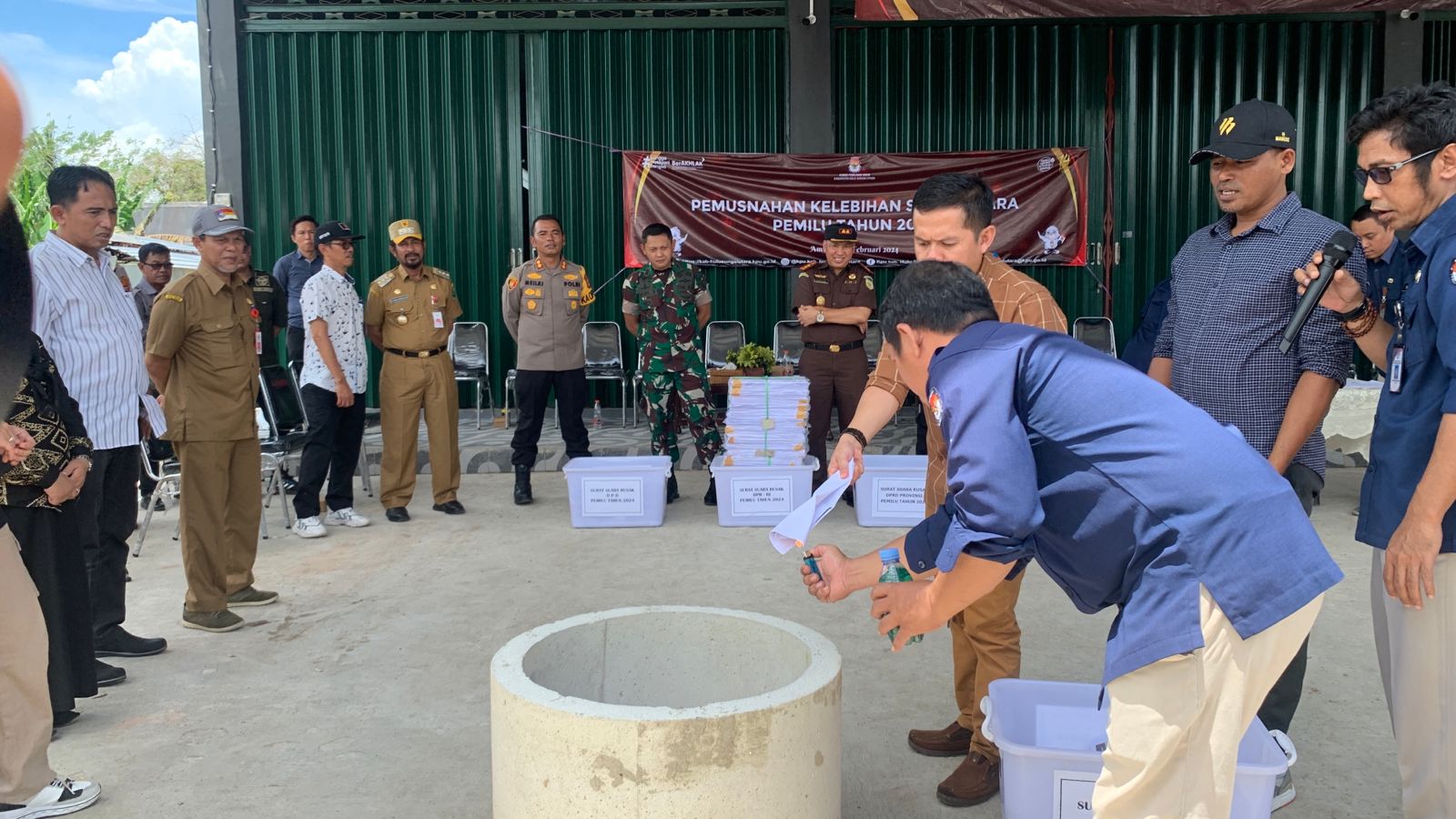 DIBAKAR: Proses pemusnahan surat suara Pemilu 2024 yang rusak oleh KPU HSU disaksikan unsur terkait, Selasa (13/2/2024).(Foto:M Akbar/Radar Banjarmasin)