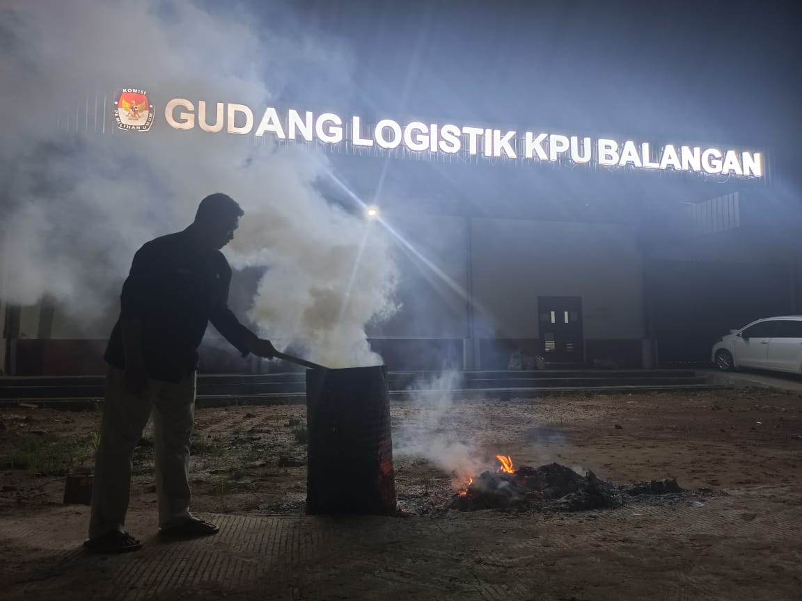 DIMUSNAHKAN: Komisioner KPU Balangan membakar surat suara yang rusak dan kelebihan.(Foto: M Dirga/Radar Banjarmasin)