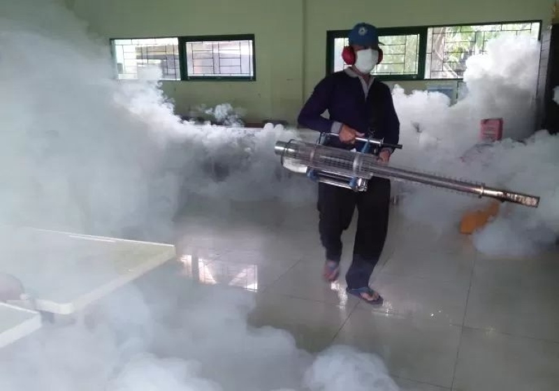 FOGGING: Pengasapan untuk membunuh nyamuk pembawa virus DBD di Banjarmasin, beberapa waktu lalu. Namun, fogging hanyar membunuh nyamuk dewasa. Lebih efektif dengan memberantas