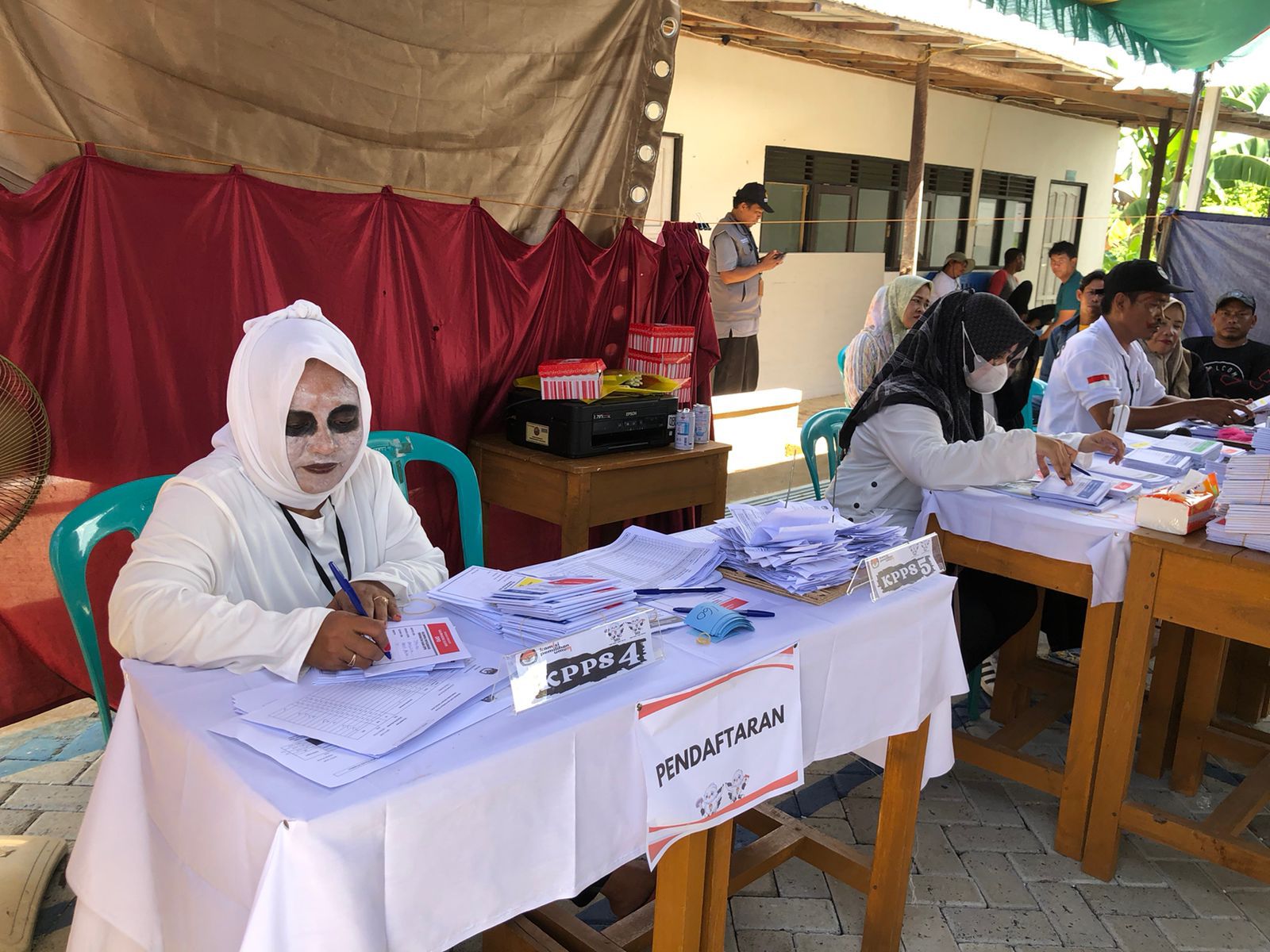UNIK: Petugas KPPS di TPS 10 Desa Kersik Putih, Batulicin, Kabupaten Tanah Bumbu (Tanbu) berpenampilan seperti hantu pocong.(Foto: Warga untuk Radar Banjarmasin)