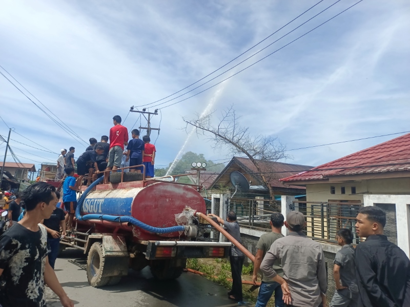 SIRAM: Sejumlah petugas berusaha memadamkan api ketika terjadi kebakaran di Paringin Timur, Balangan, Rabu (14/2).