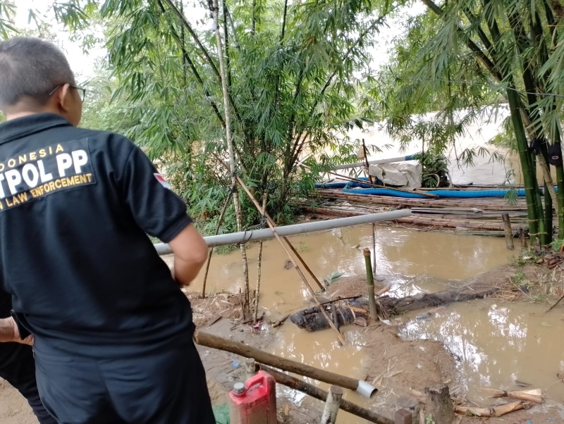 SEDOT PASIR: Mesin penyedot pasir di Desa Aluan Mati yang digunakan penambang ilegal. Kehadirannya dikeluhkan warga setempat.