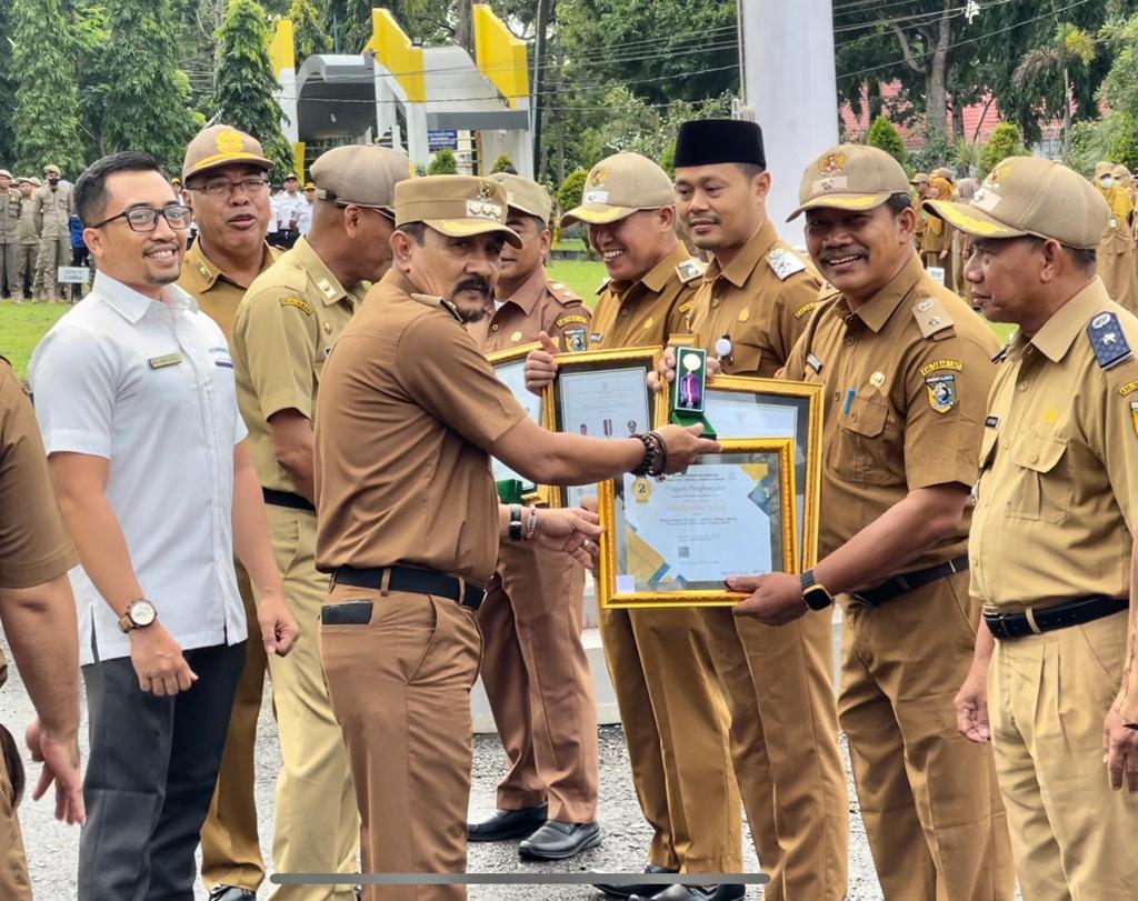 LEBIH CEPAT : Pj Bupati Tala H Syamsir Rahman didampingi Kepala KPPN Pelaihari Muhammad Falih Ariyanto menyerahkan piagam penghargaan kepada kepala desa yang realisasi dana desanya terbaik