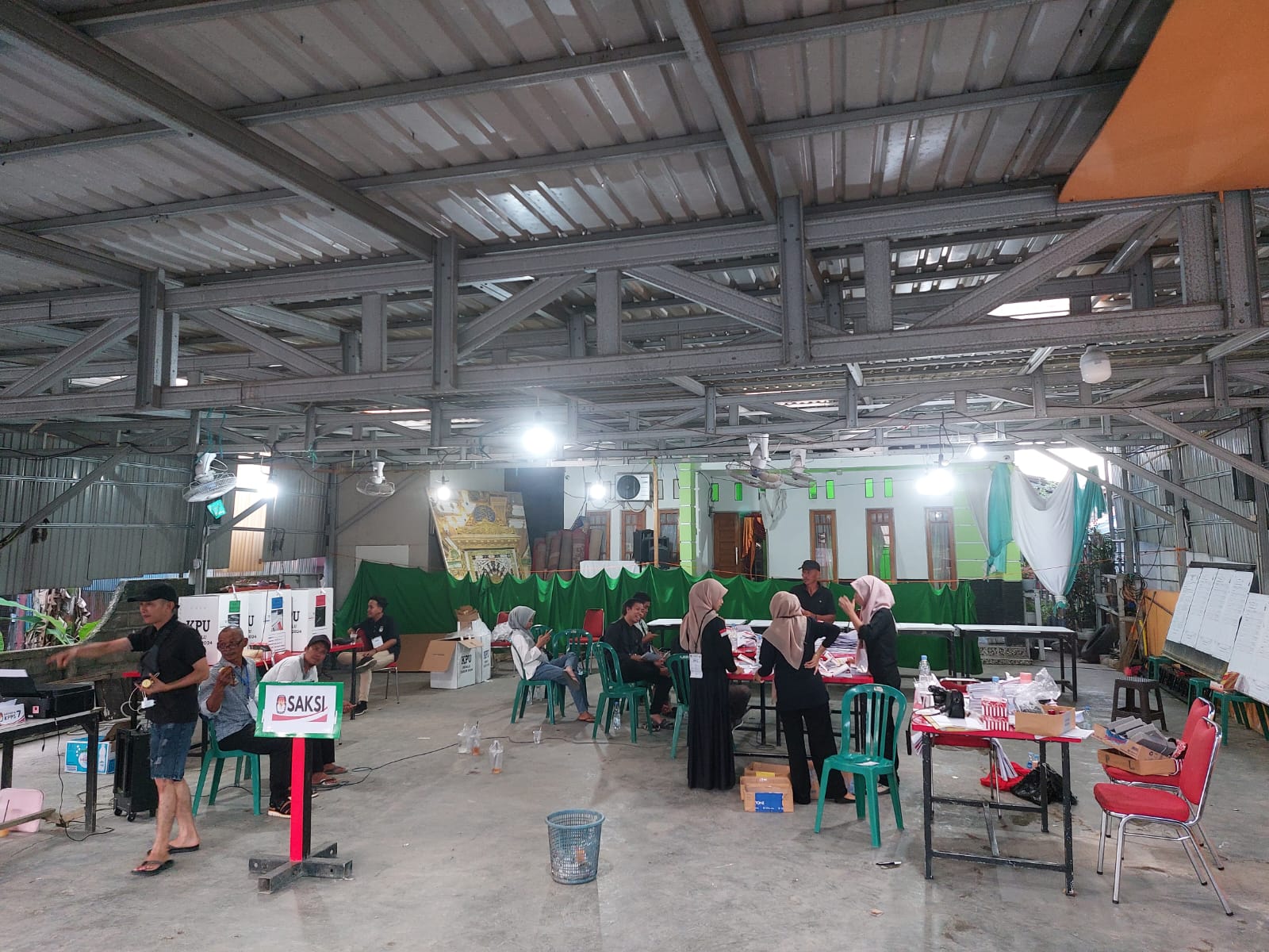 COBLOS: Proses perhitungan surat suara Pemilu 2024 di Hulu Sungai Tengah (HST).(Foto:Jamaluddin/Radar Banjarmasin)