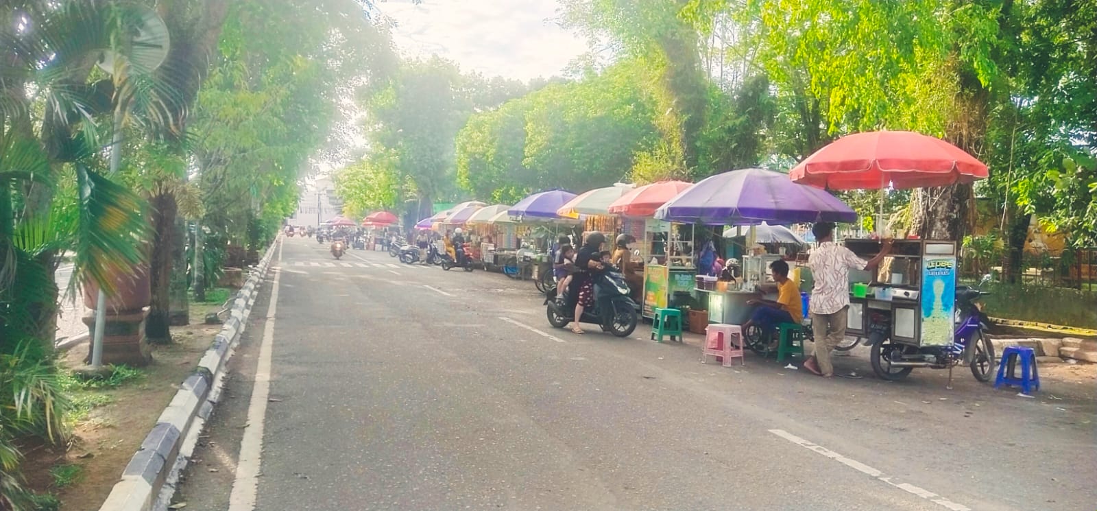 IMBAUAN: Pedagang kaki lima di Jalan Basuki Rahmat diminta jaga kebersihan jalan Kota Amuntai.(Foto: M Akbar/Radar Banjarmasin)