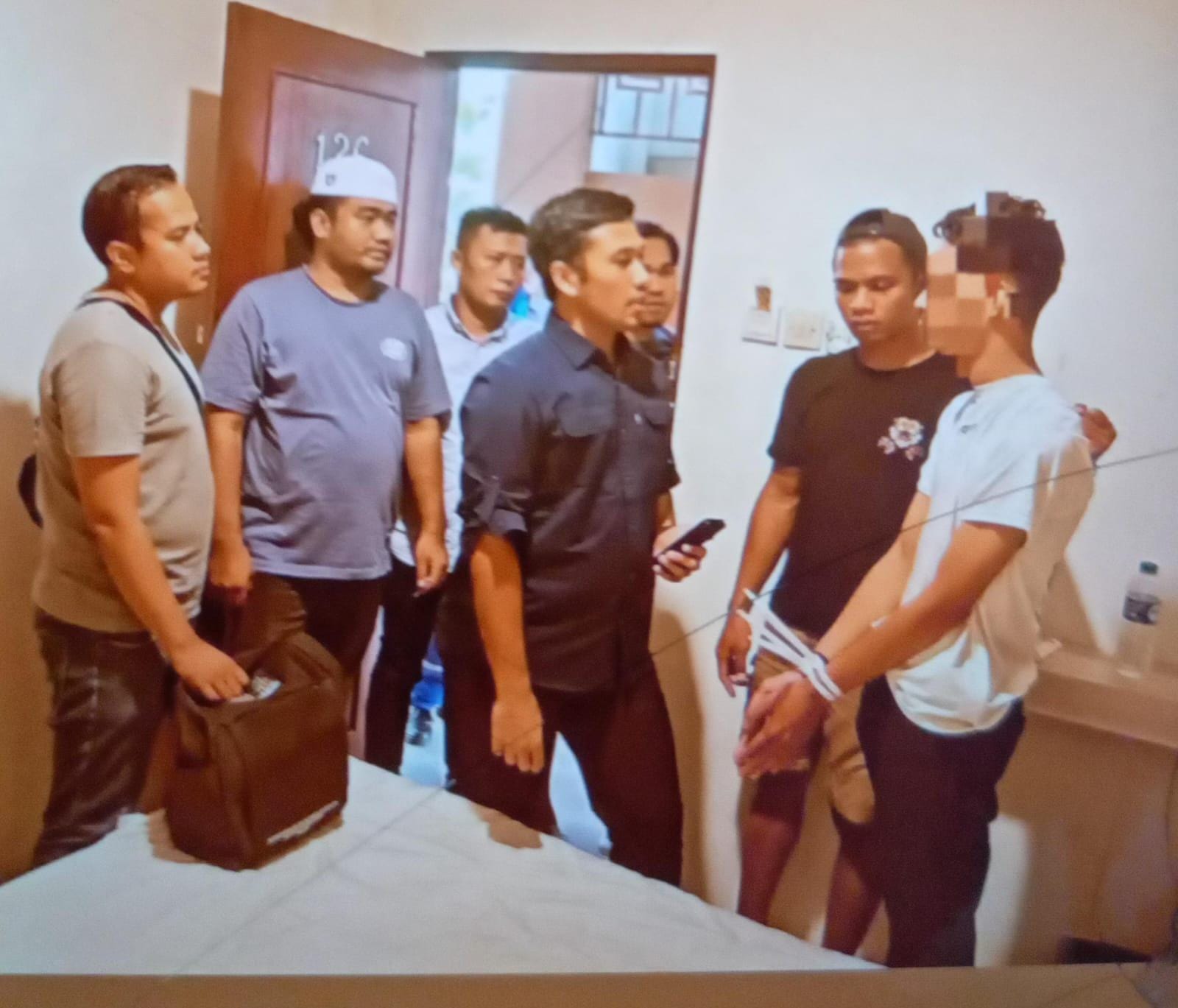PASRAH: MH alias D, Bendahara Sekretariat PPS Kelurahan Batu Piring hanya bisa tertunduk saat diamankan Polres Balangan, Jumat (16/2/2024) sore