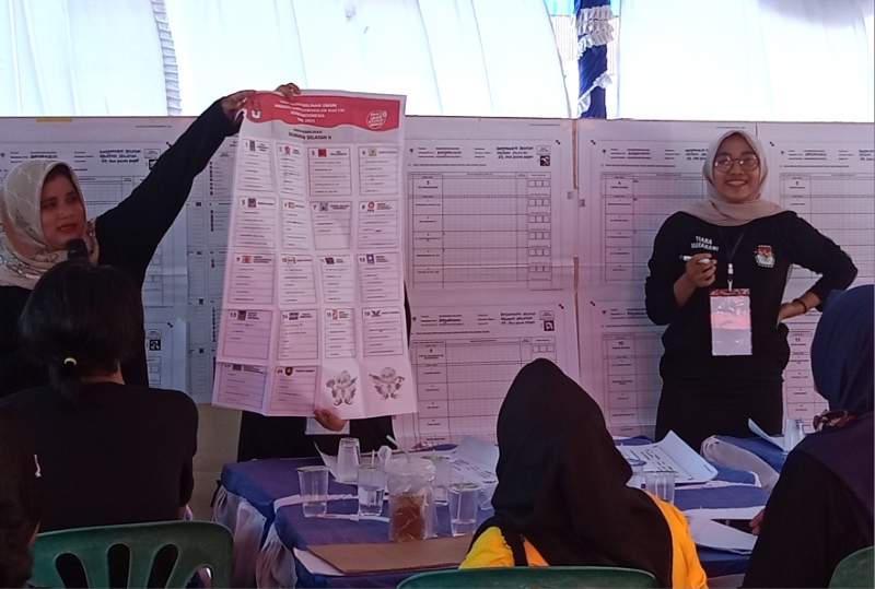 PERHITUNGAN SUARA: Pileg dan Pilpres serentak menuntut fi sik prima anggota KPPS.