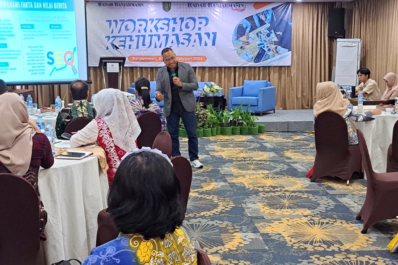 UNGGUL: Endang Agustina saat menggunakan hak pilihnya di TPS 6 Kelurahan Pelaihari, Kecamatan Pelaihari, Rabu (14/2).