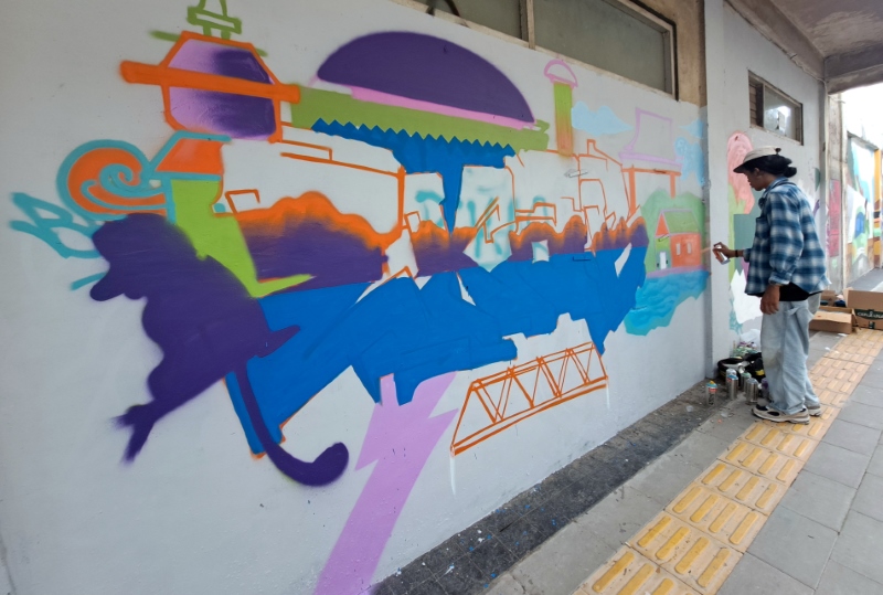 GRAFITI: Event 5ive Pointz, Grafi ty and Mural Competition di kawasan Bandarmasih Tempo Doeloe di Jalan Hasanuddin HM, Banjarmasin Tengah. Berlangsung sampai sore ini