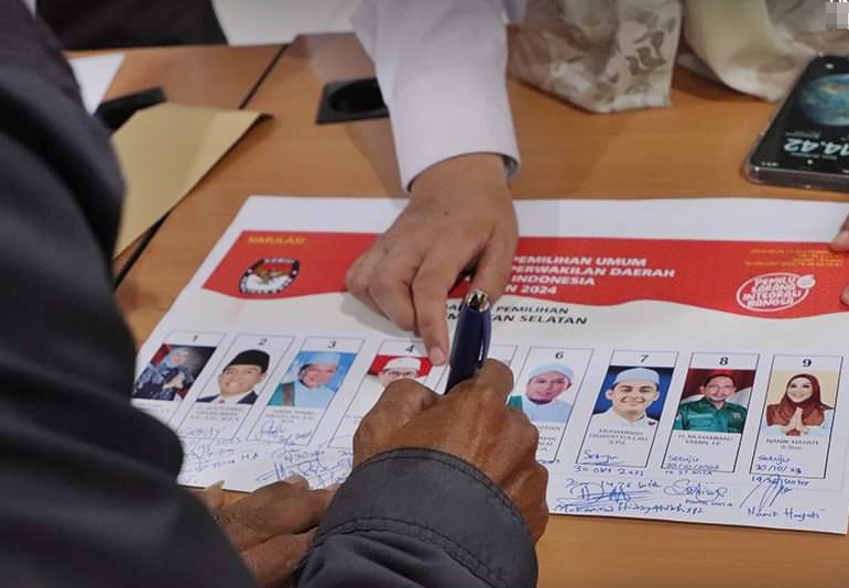 Surat suara DPD RI pada Pemilu 2024 untuk dapil Kalsel.