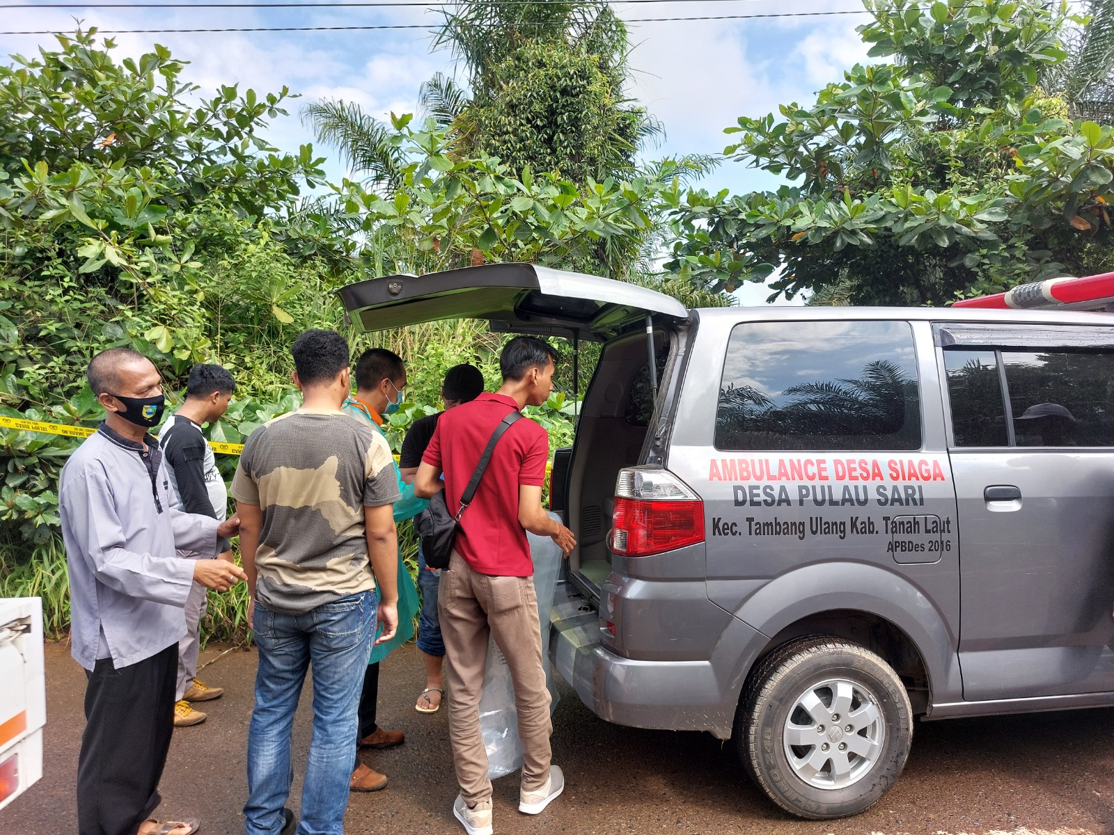 DIEVAKUASI:Tim Inafis Polres Tala saat mengevakuasi jasad bayi dalam karung yang menggegerkan warga Desa Pulau Sari.(Foto:Norsalim Yahya/Radar Banjarmasin)
