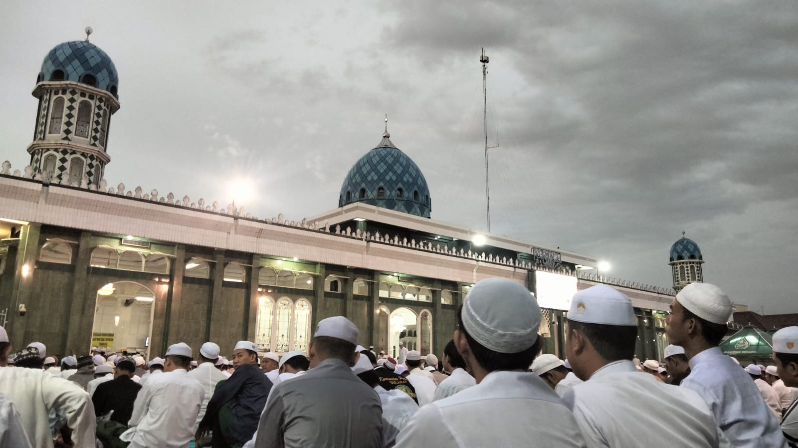 PADAT: Suasana pengajian rutin malam Senin dan Jumat di Musala Ar Raudhah Sekumpul.(Foto: Azmi untuk Radar Banjarmasin)
