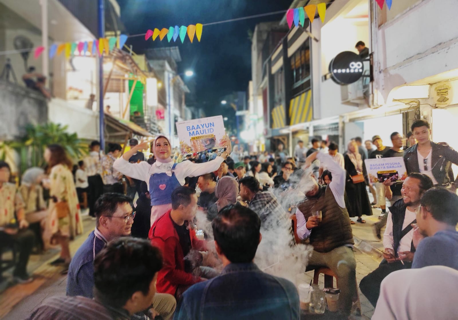 RAMAIKAN: Model membawa plang berisi nama salah satu event yang digelar Pemko Banjarmasin di tahun 2024.(foto: Wahyu Ramadhan/Radar Banjarmasin)