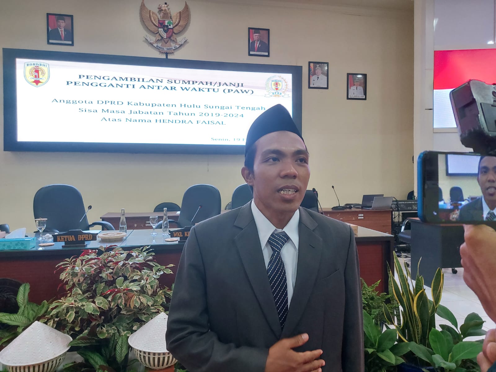 JADI PAW: Hendra Faisal menyampaikan pernyataan kepada awak media setelah pelantikan, Senin (19/2/2024).(Foto:Jamaluddin/Radar Banjarmasin)