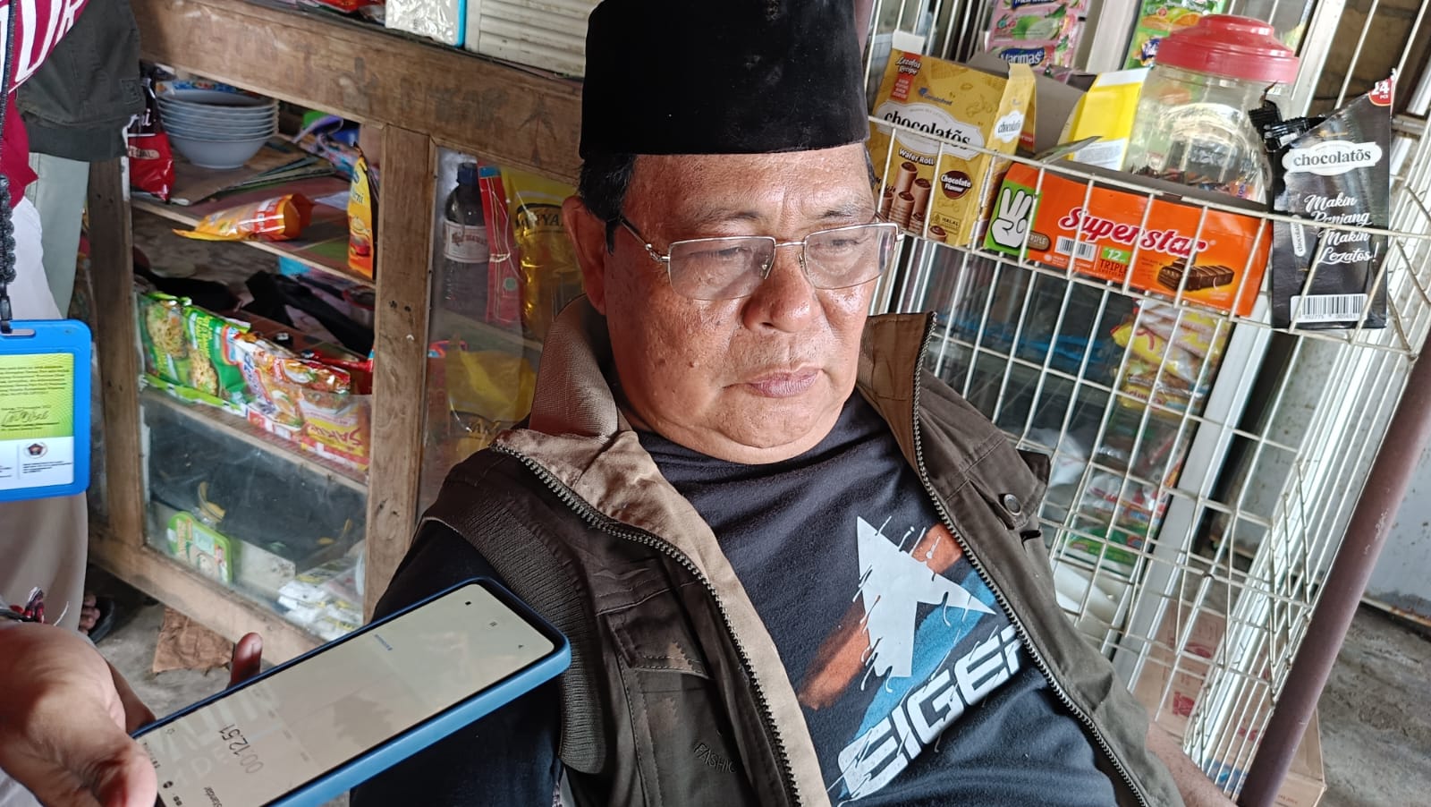 WAWANCARA: Gubernur Kalsel, H Sahbirin Noor saat ditemui di warung warga di Kecamatan Karang Intan, Kabupaten Banjar usai memantau kondisi pasca Pemilu 2024 di beberapa wilayah, Senin (19/2/2024).(Fot