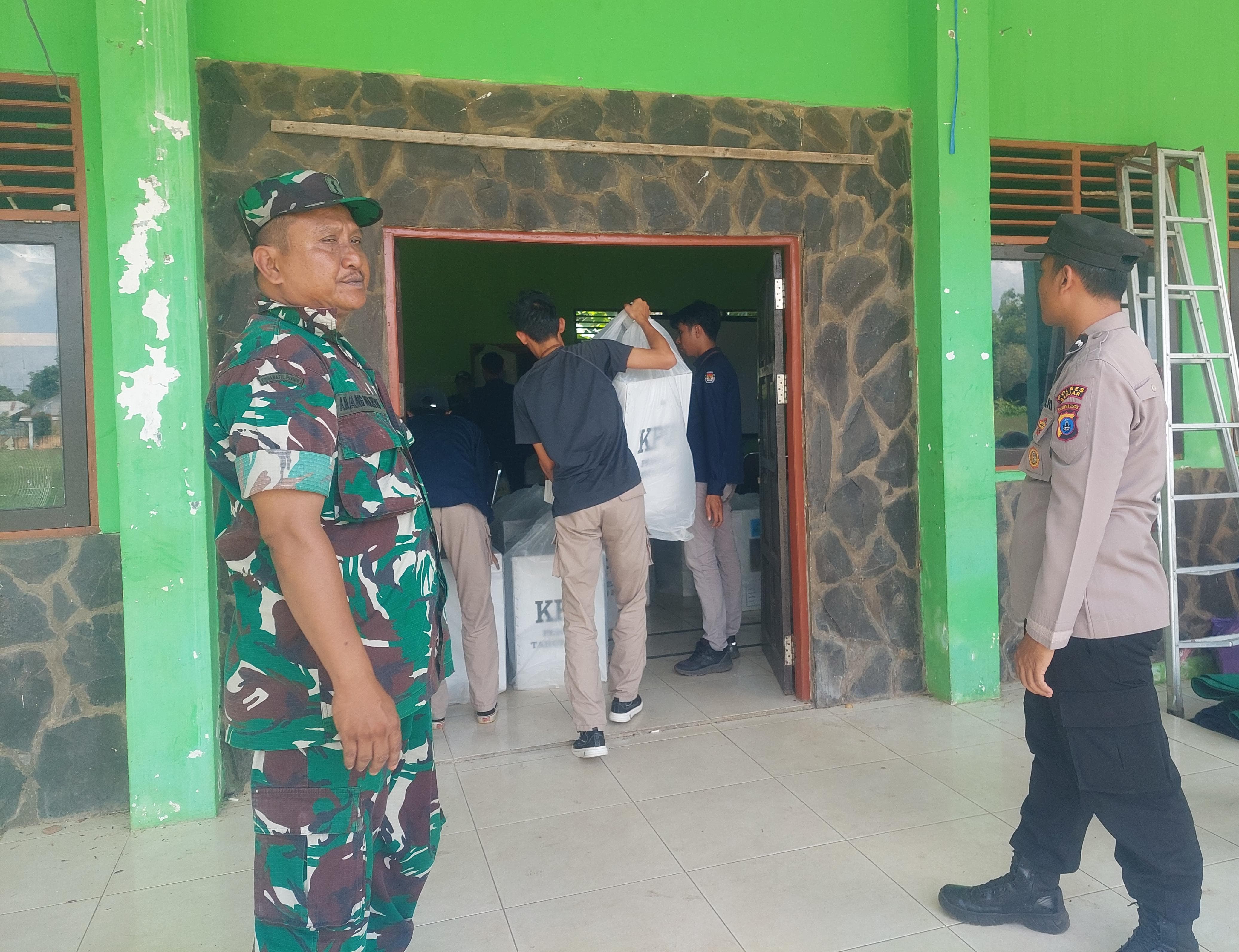 RAPAT PLENO: Suasana pengamanan Gedung Aula Poko Gonco Ahmad, Kecamatan Karang Intan oleh personel TNI dan Polri.(Foto: Sheilla Farazela/Radar Banjarmasin)