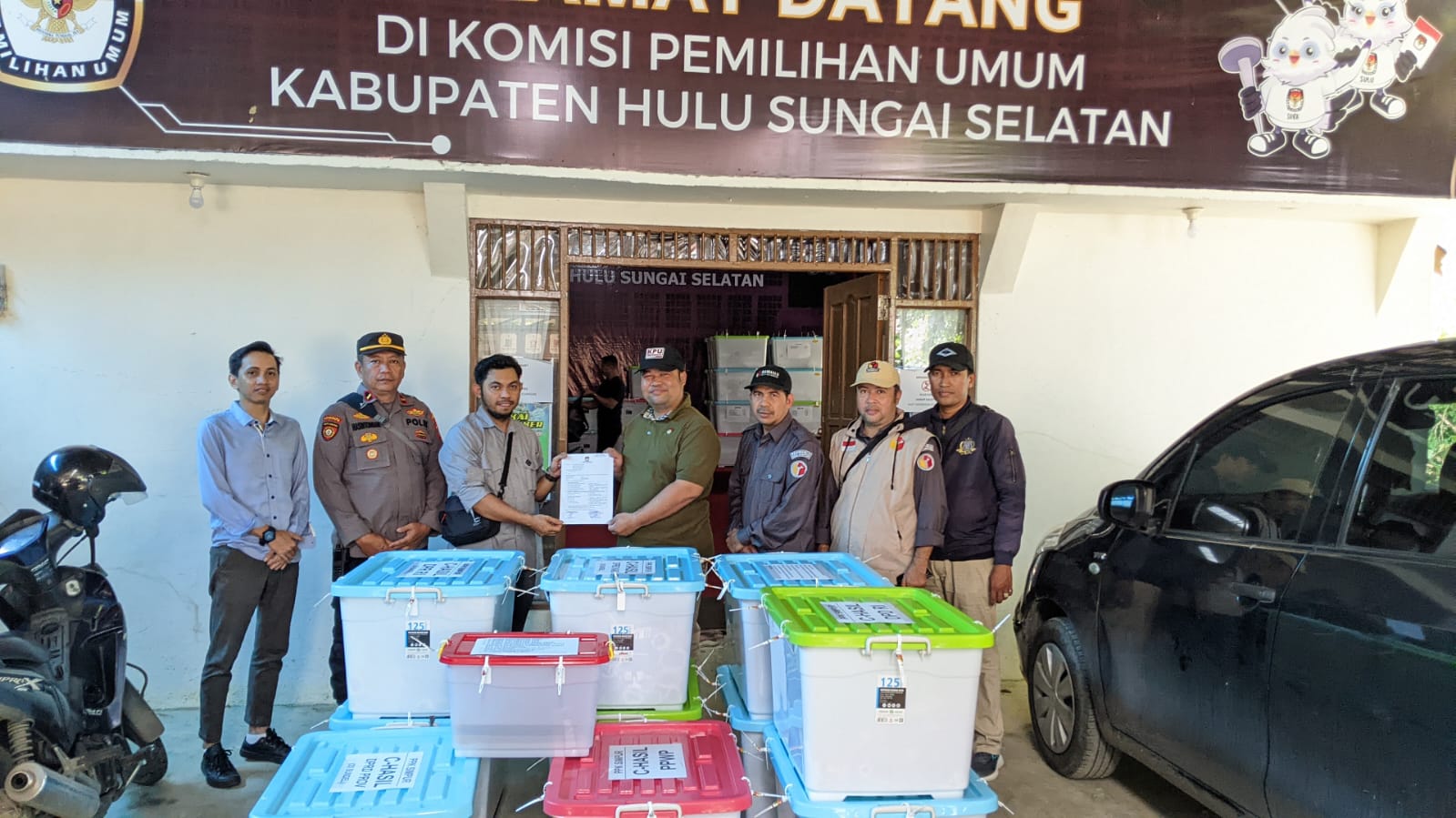 SERAH TERIMA: PPK mengembalikan logistik Pemilu ke Gudang Penyimpanan logistik KPU Kabupaten HSS di Desa Hamalau.(Foto:KPU HSS untuk Radar Banjarmasin)