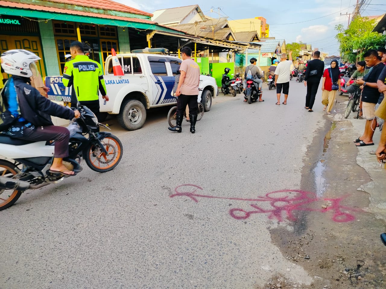 Polisi melakukan pemeriksaan lokasi kejadian seorang pelajar yang diduga ditabrak pengendara motor Honda Sonic di