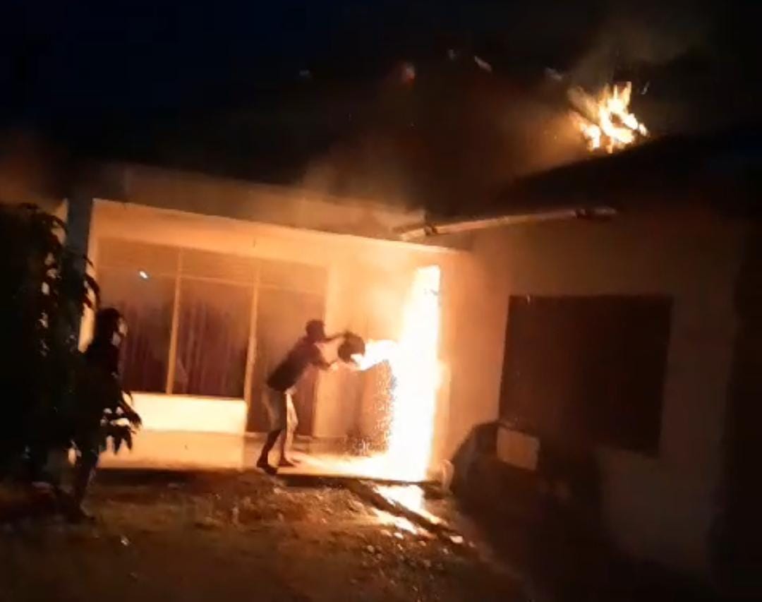 TERBAKAR: Amukan api yang membakar habis warung sembako di Jalan Manggis, Kelurahan Syamsuddin Noor, Kecamatan Landasan Ulin pada Senin (19/2/2024) malam.(Foto:Arif untuk Radar Banjarmasin)