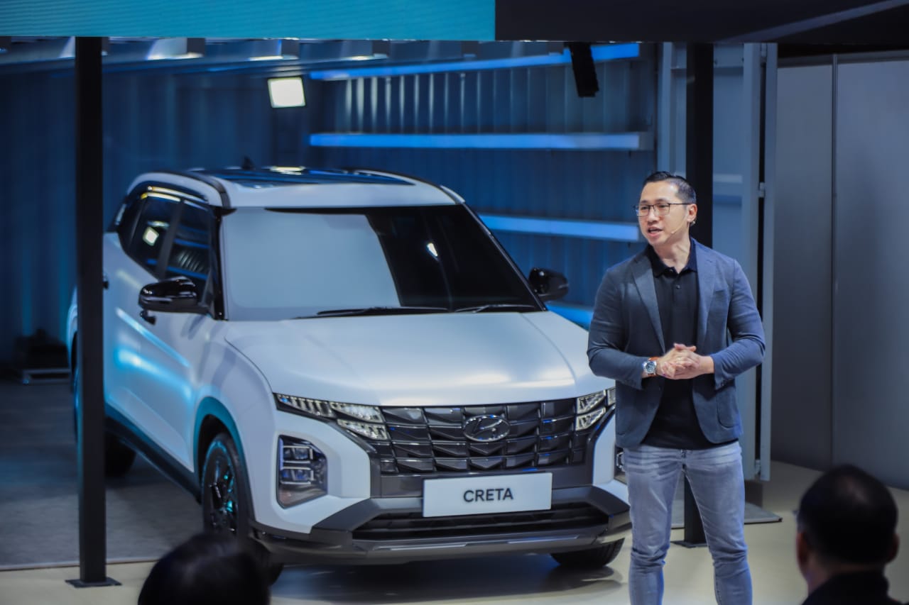 PRESS CONFERENCE: Christian Abraham Gandawinata, Head of Sales Strategy Department Hyundai Motors Indonesia memaparkan mengenai Hyundai CRETA Alpha pada ajang IIMS 2024.