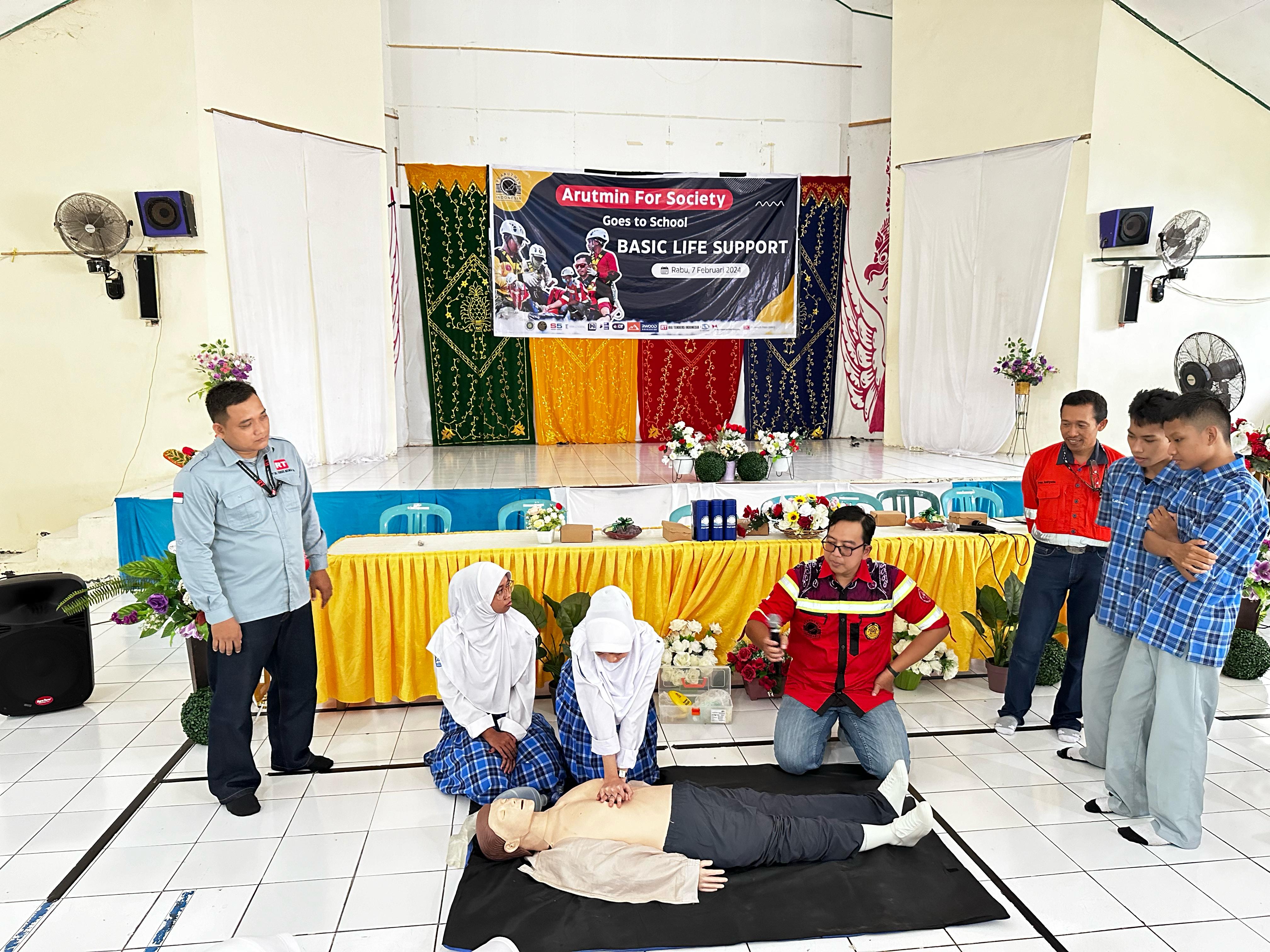 SOSIALISASI: PT Arutmin melakukan program Arutmin for Society dengan menggelar sosialisasi pemberian bantuan hidup dasar terhadap korban (Basic Life Support) dan edukasi kesehatan reproduksi