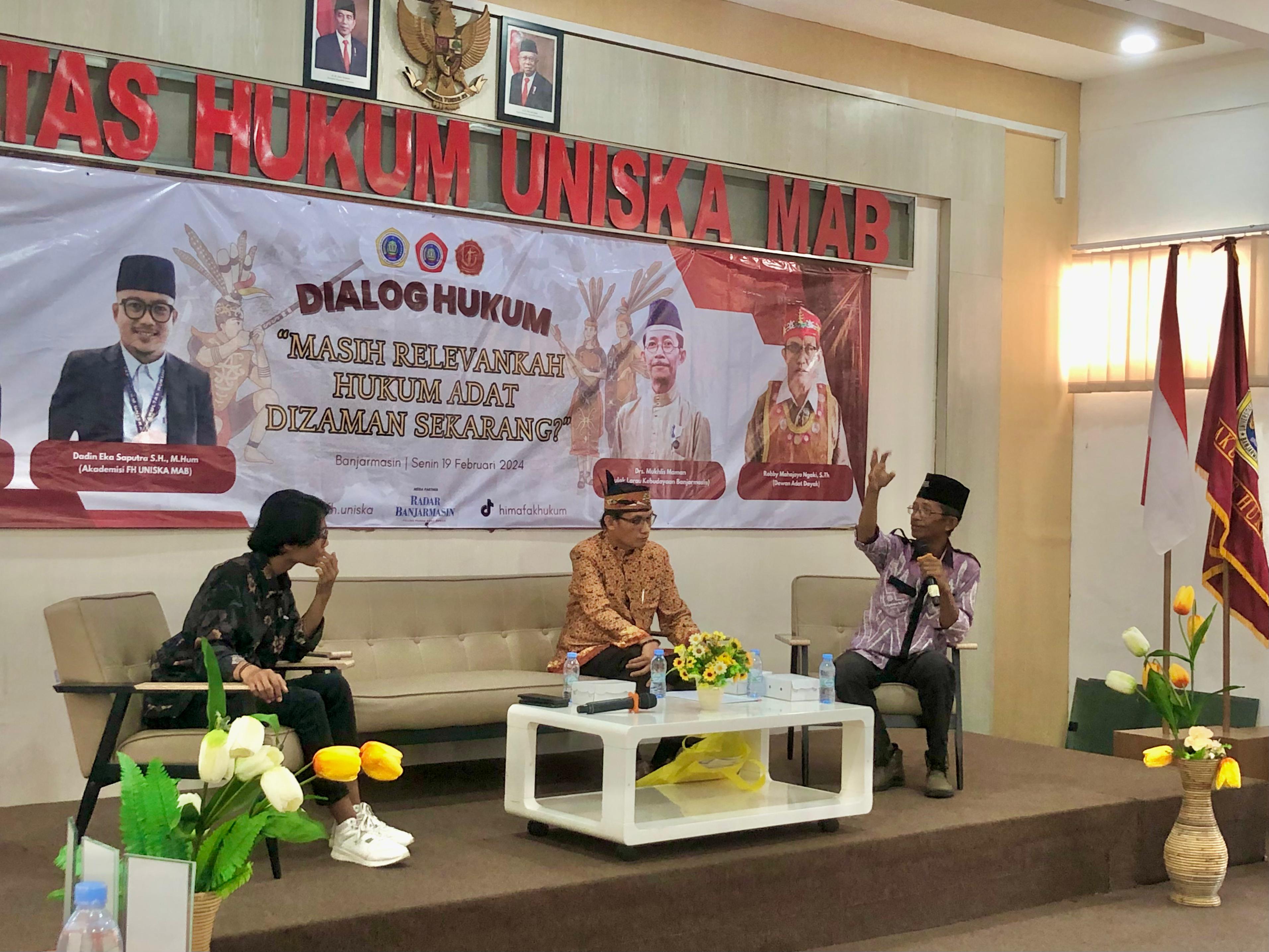SHARING: Julak Larau berbagi pengetahuan dalam Dialog Hukum yang diikuti oleh puluhan mahasiswa Uniska.