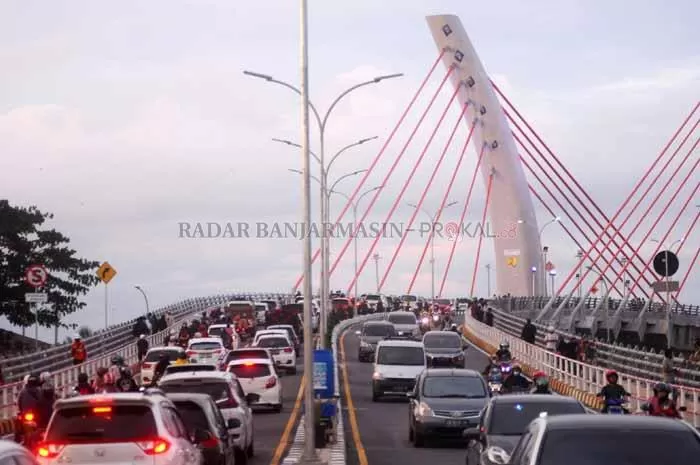 PADAT:  Jembatan Sei Alalak atau populer disebut Jembatan Basit.(dokumentasi Radar Banjarmasin)