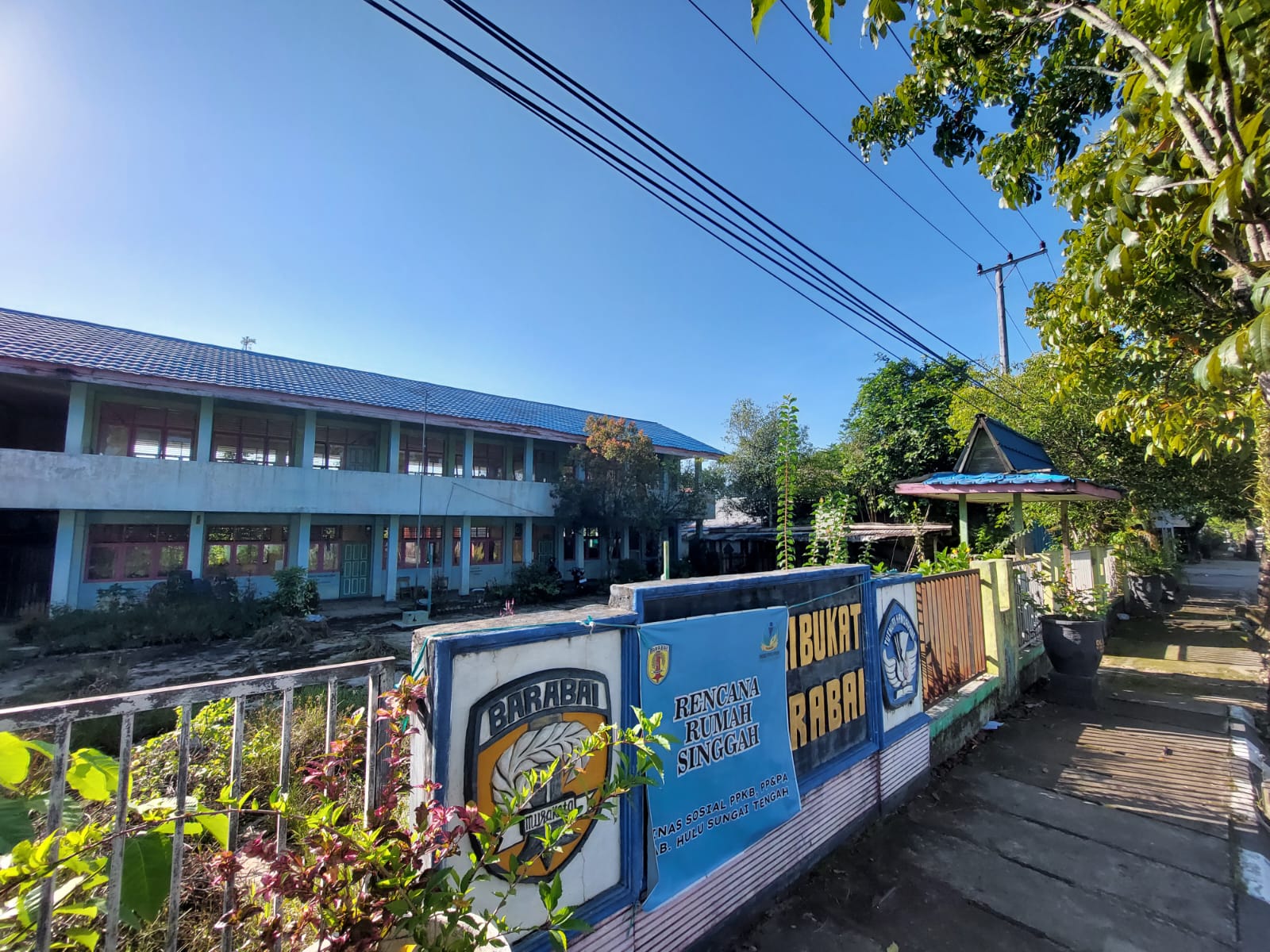AKAN DIBERSIHKAN: Kondisi SDN Bukat di Jalan Murakata Barabai yang akan dijadikan rumah singgah.