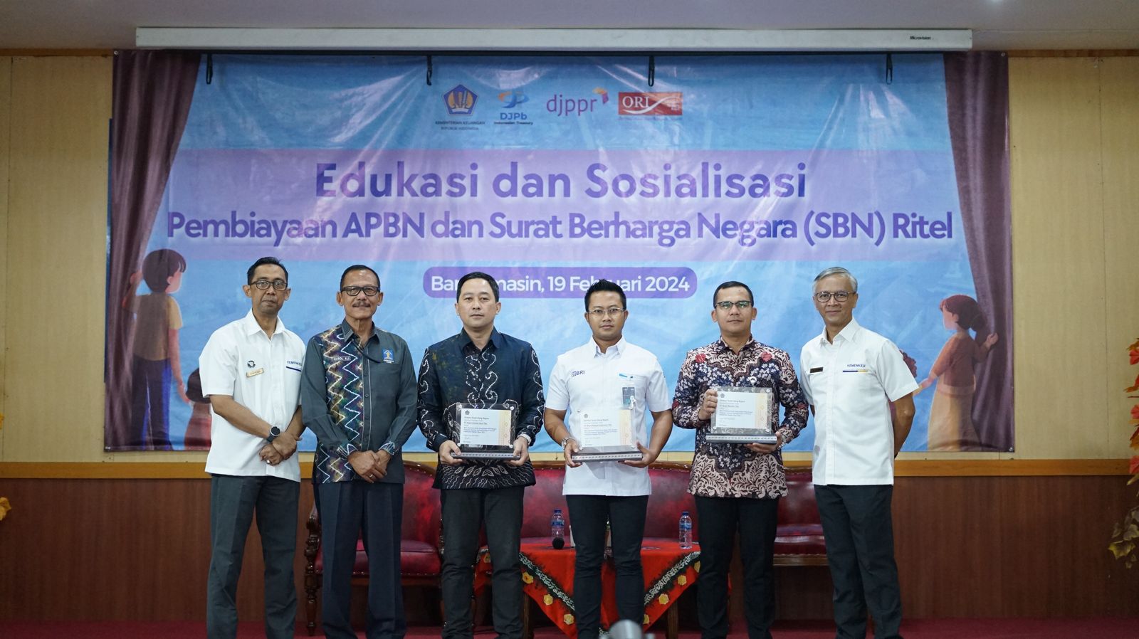 APRESIASI:Sejumlah mitra perbankan yang mendapatkan penghargaan penjualan SBN Ritel di Aula DJPb Kalsel, Senin (19/2/2024).(foto: Kanwil DJPb Kalsel untuk Radar Banjarmasin)
