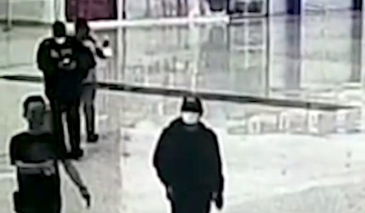 TERTANGKAP KAMERA: Tangkapan layar video diduga Mardani H Maming di Bandara Syamsudin Noor Banjarbaru, Senin (19/2/2024).(foto: tangkapan layar video di GWA)