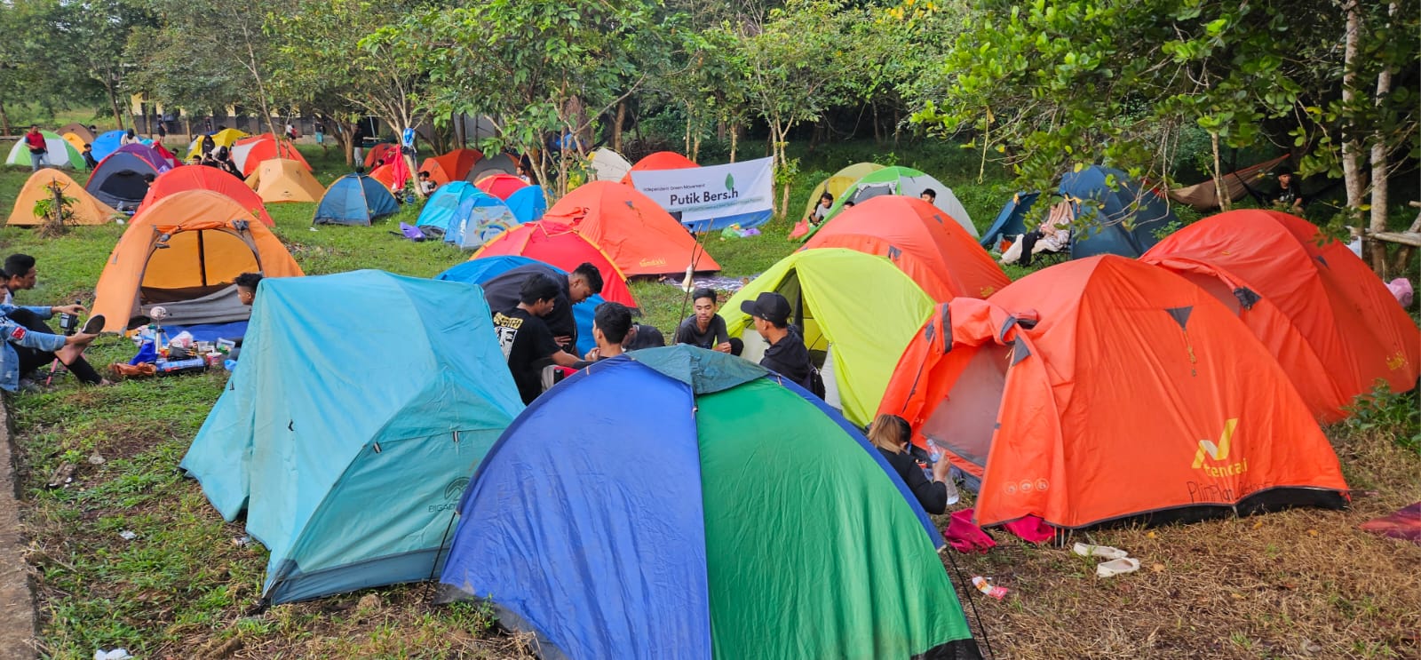 NUANSA ALAM: Para peserta Jamnas CAF 2 2024 di Alam Roh 20 Kiram sangat menikmati suasana camping.