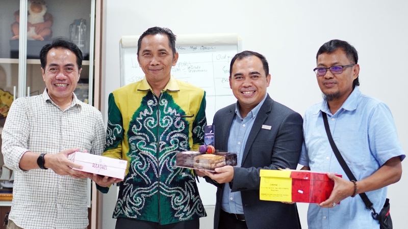 UCAPAN SELAMAT: Dari kiri, Dirut Radar Banjarmasin, Suriansyah Achmad, GM Bandara Internasional Syamsudin Noor, Dony Subardono, GM Aston Banua Hotel, Dikdik Solehudin dan kepala DPPU Pertamina