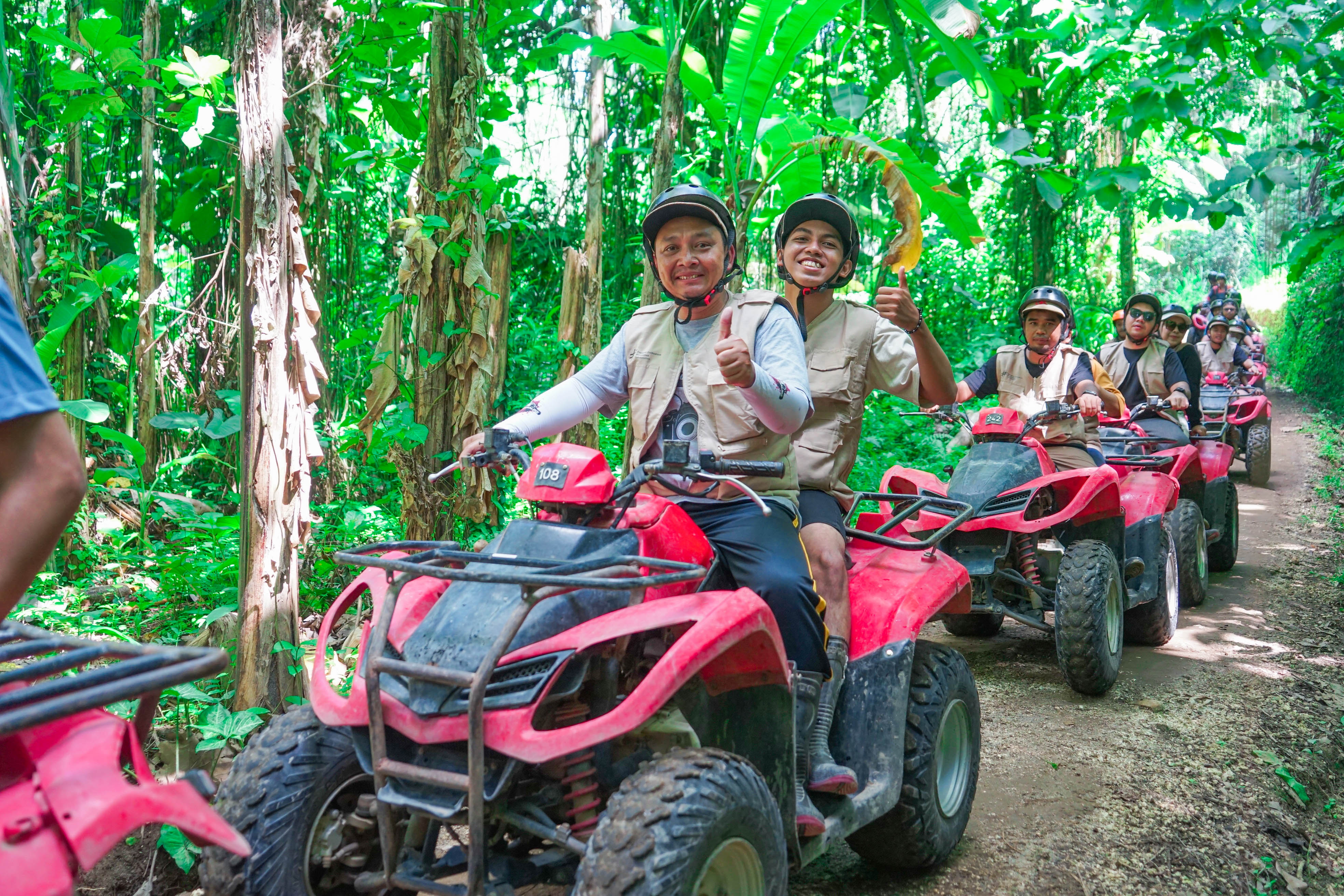 PENGALAMAN SERU: Jurnalis dari Kalimantan difasilitasi OJK untuk mengendarai ATV di kawasan Ubud, Bali. Selain itu juga ada arung jeram.