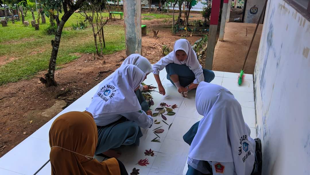SERIUS: Para siswa kelas X SMAN 1 Juai mempelajari kearifan lokal dan membuat ecoprint dari daun dan tumbuhan sekitar.(Foto: Elhami untuk Radar Banjarmasin)