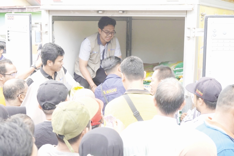 PASAR MURAH: Pemkab HST merespons cepat kenaikan inflasi di daerah dengan membuka pasar murah di beberapa titik. Seperti di Lapangan Dwi Warna Barabai.
