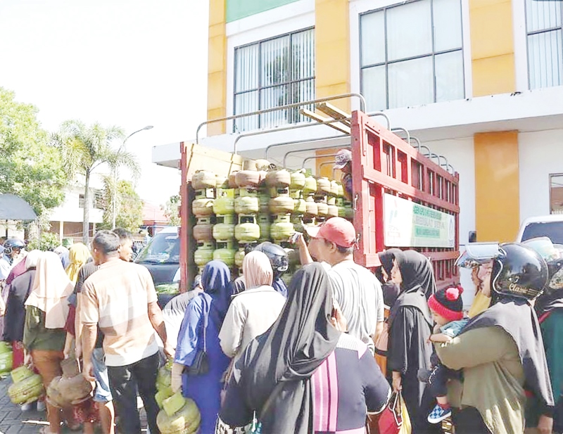 JUAL MURAH: Gas elpiji 3 kg di pasar murah TPID dijual Rp18.500.