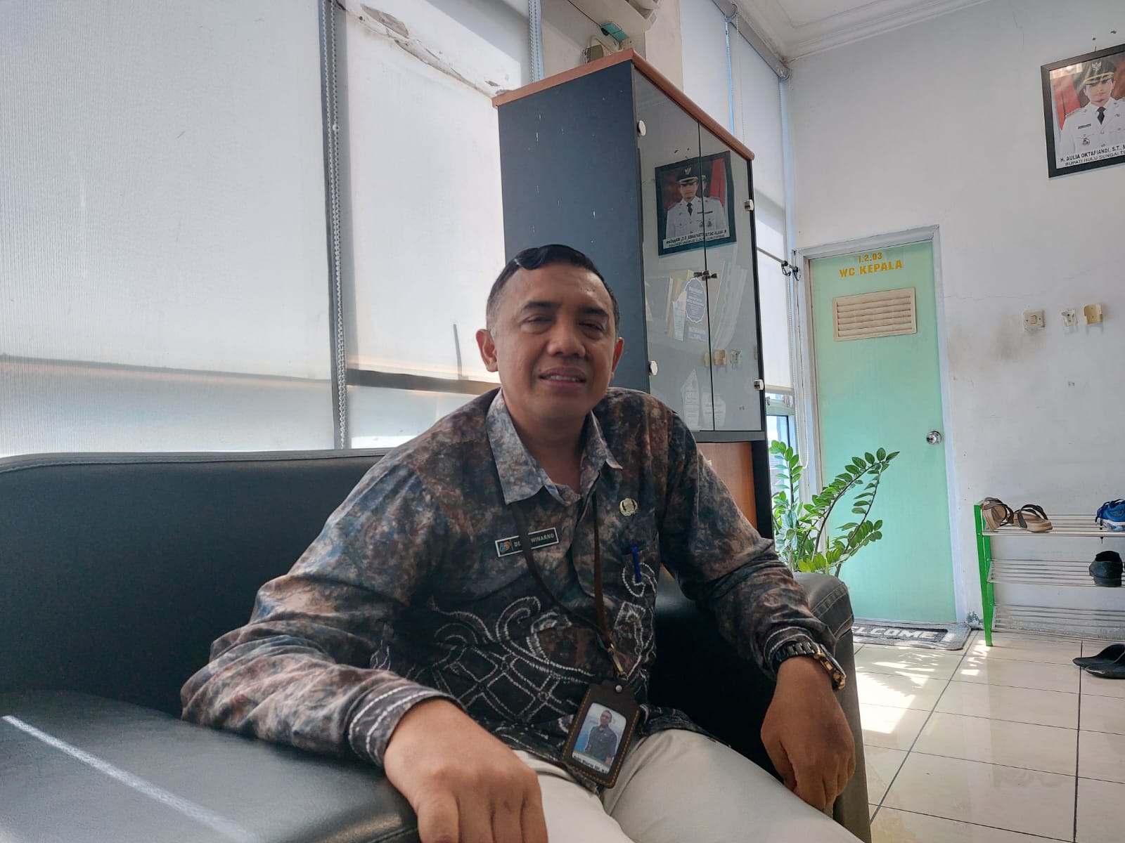 PENJELASAN: Kepala Badan Pusat Statistik (BPS) HST, Deddy Winarno saat ditemui Radar Banjarmasin di ruangannya, Kamis (22/2/2024).(Foto:Jamaluddin/Radar Banjarmasin)