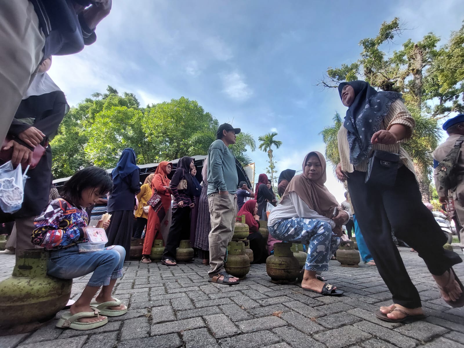 TUNGGU GILIRAN: Warga mengantre untuk mendapatkan gas elpiji 3 kg di Pasar Murah yang digelar TPID Kalsel di Depan Gedung Murakata, Barabai.(Foto:Jamaluddin/Radar Banjarmasin)