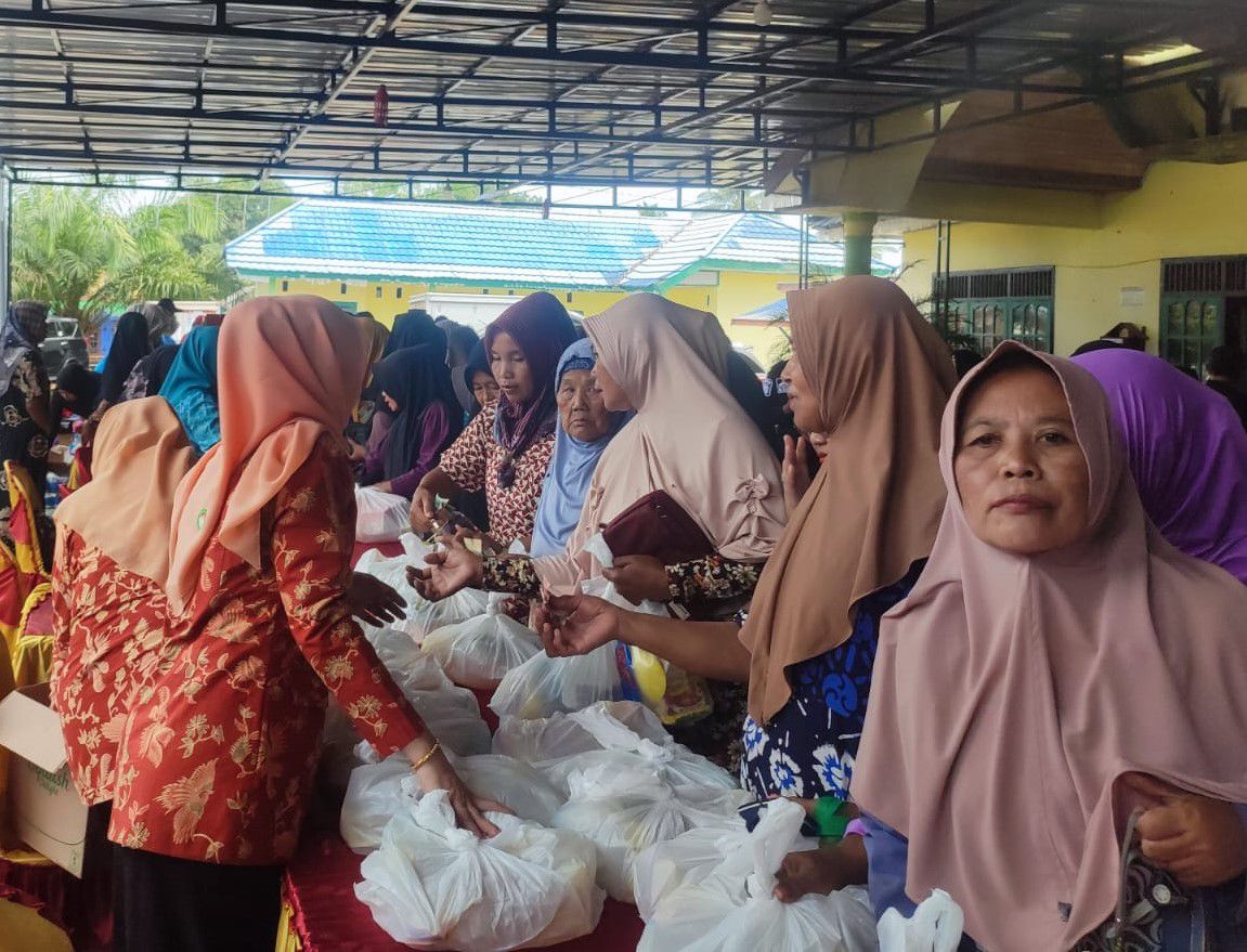 ANTUSIAS: Warga Desa Rejosari, Kecamatan Mantewe, Kabupaten Tanah Bumbu (Tanbu) membeli kebutuhan pokok di Pasar Murah yang digelar Diskumdagri Tanbu, Kamis (22/2/2024).(Foto:Diskumdagri Tanbu untuk R