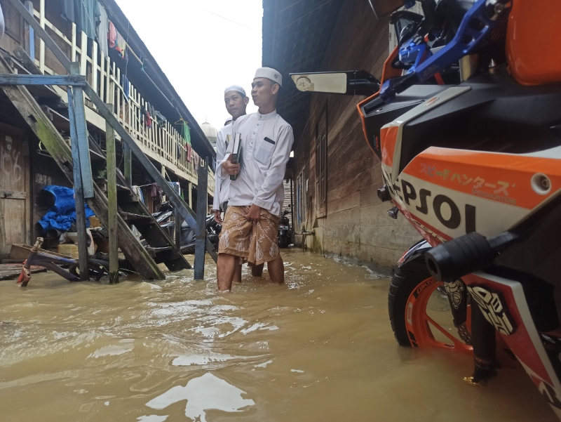 ANGKAT SARUNG: Santri Ponpes Darussalam, Martapura harus mengangkat sarungnya agar bisa bersekolah pada 4 Februari 2023 lalu.