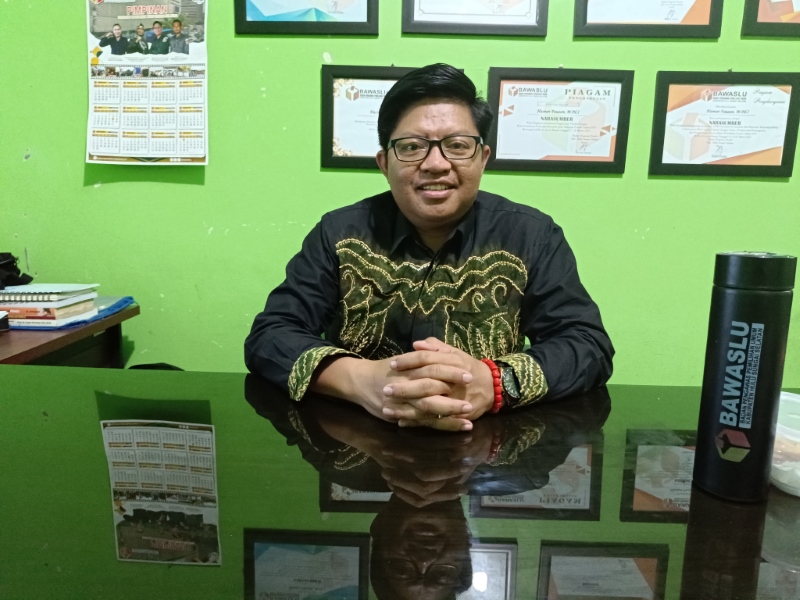 KONFIRMASI : Ketua Bawaslu HSS Hasnan Fauzan saat dikonfirmasi.