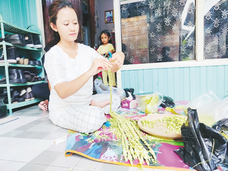 RUMBAI PENGANTIN: Rumbai dari bunga melati ini biasa digunakan oleh pengantin perempuan. | Foto: Maulana/Radar Banjarmasin