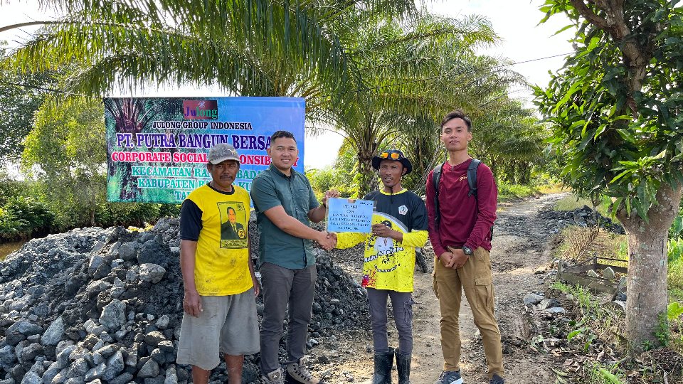 SERAHKAN DANA:Perwakilan PT PBB Julong Gruop menyerahkan bantuan kepada kepala desa Sinar Baru.