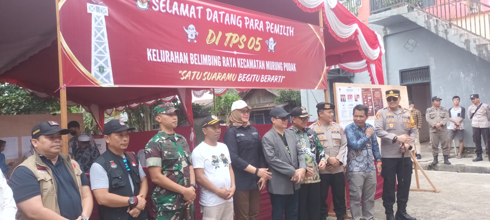 ABADIKAN MOMEN: Komisioner KPU RI, Parsadaan Harahap berfoto bersama Bupati Tabalong, Ketua KPU Kalsel, dan Ketua Bawaslu Kalsel saat memantau PSU di Kelurahan Belimbing, Sabtu (24/2/2024).(foto:KPU