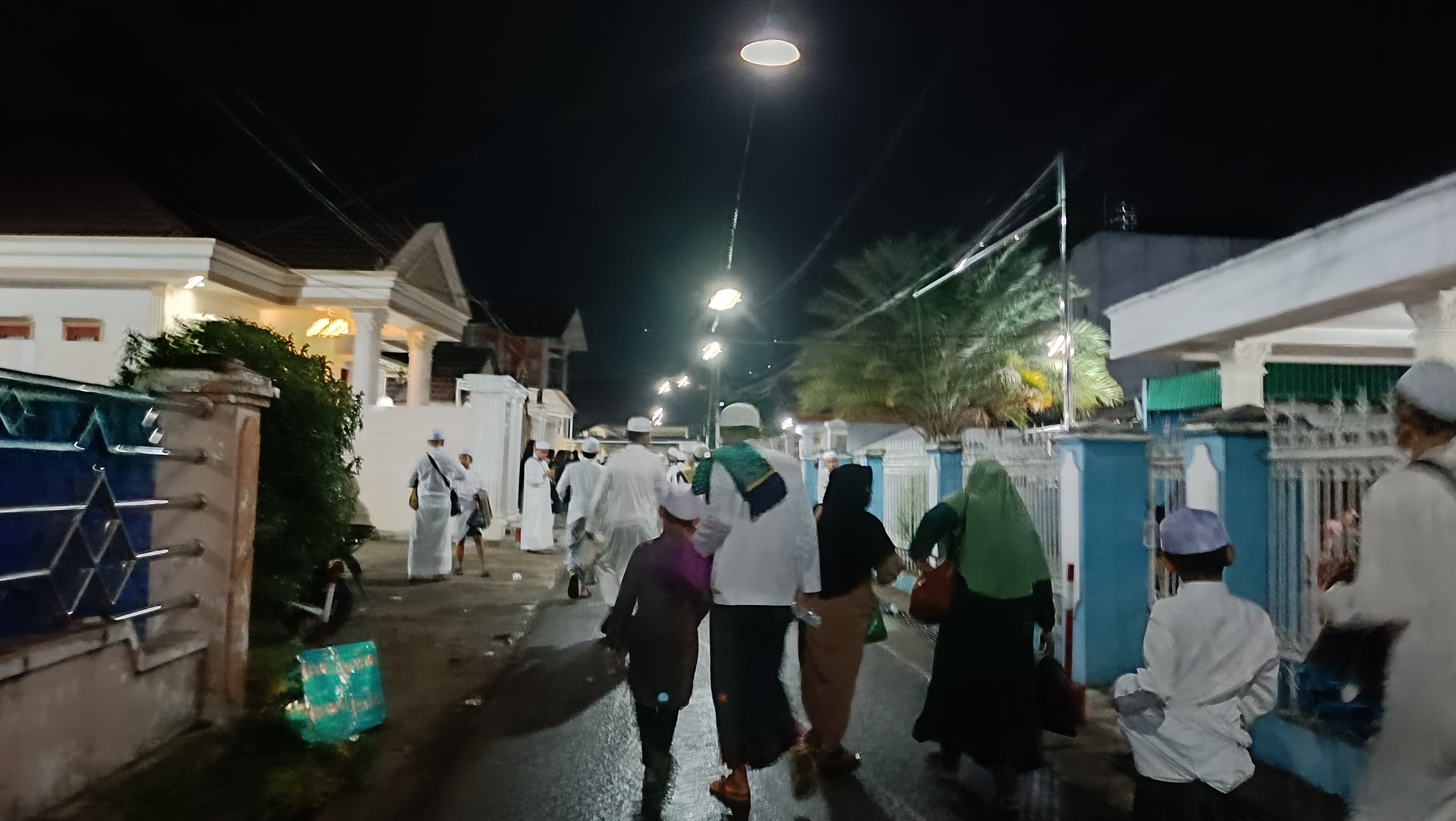 PULANG:Para jemaah usai mengikuti ibadah sunnah malam Nisfu Sya