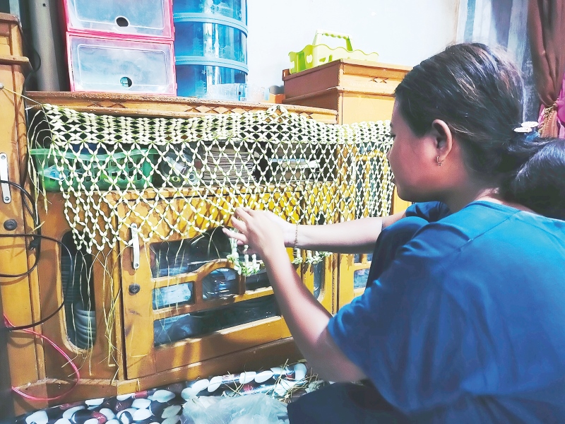 SELENDANG MELATI: Proses pembuatan selendang melati ini terlihat simple tetapi harus telaten.&nbsp;| Foto: Maulana/Radar Banjarmasin