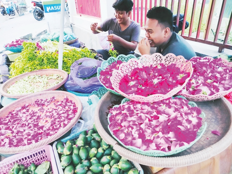 PEDAGANG: Penjual ini bisa didapatkan ditepi jalan di Jalan Veteran Kelurahan Pengambangan, dan beberapa pasar lainya di Banjarmasin.&nbsp;| Foto: Maulana/Radar Banjarmasin