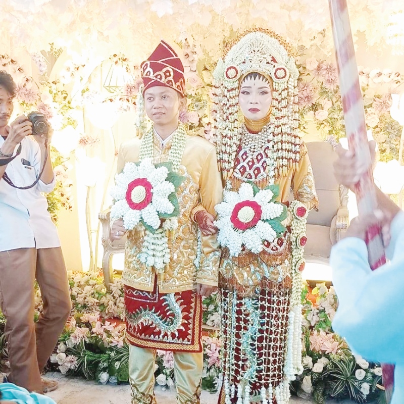 ADAT BANJAR: Pakaian pengantin ini semakin cantik jika menggunakan hiasan selendang atau sarung dari melati.&nbsp;| Foto: Maulana/Radar Banjarmasin