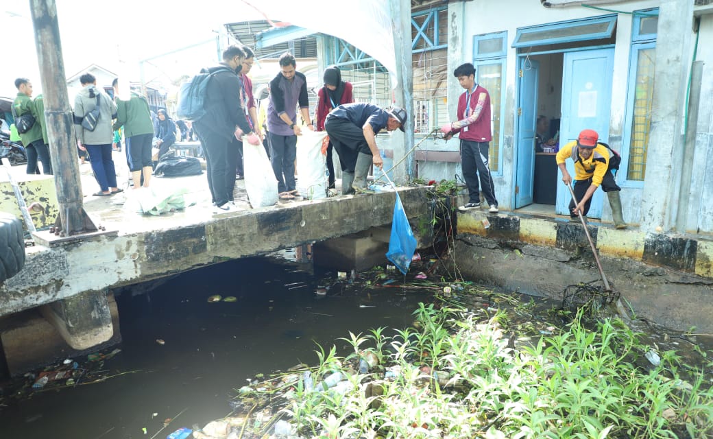 BERSIH-BERSIH:Kegiatan memulung sampah di Dermaga Angkutan Sungai Kecamatan Danau Panggang,  Kabupaten Hulu Sungai Utara (HSU), Jumat (23/2/2024).(Foto:M Akbar/Radar Banjarmasin)